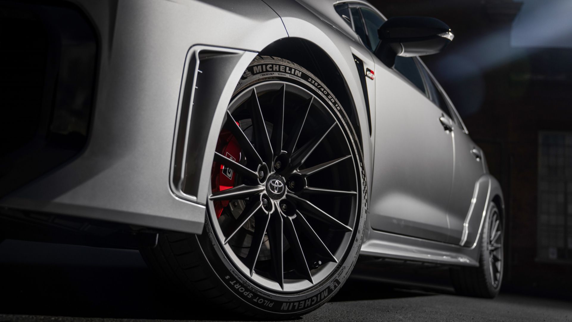 Toyota z napędem AWD, które nie są SUV-ami ani pickupami
