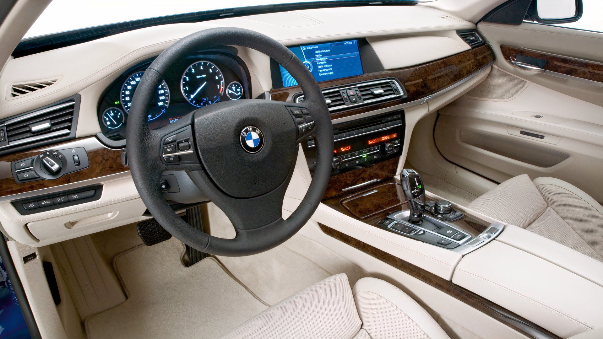 완전 신차 혼다인가, 아니면 11년 된 V12 엔진 탑재 BMW 플래그십인가? 장단점 비교