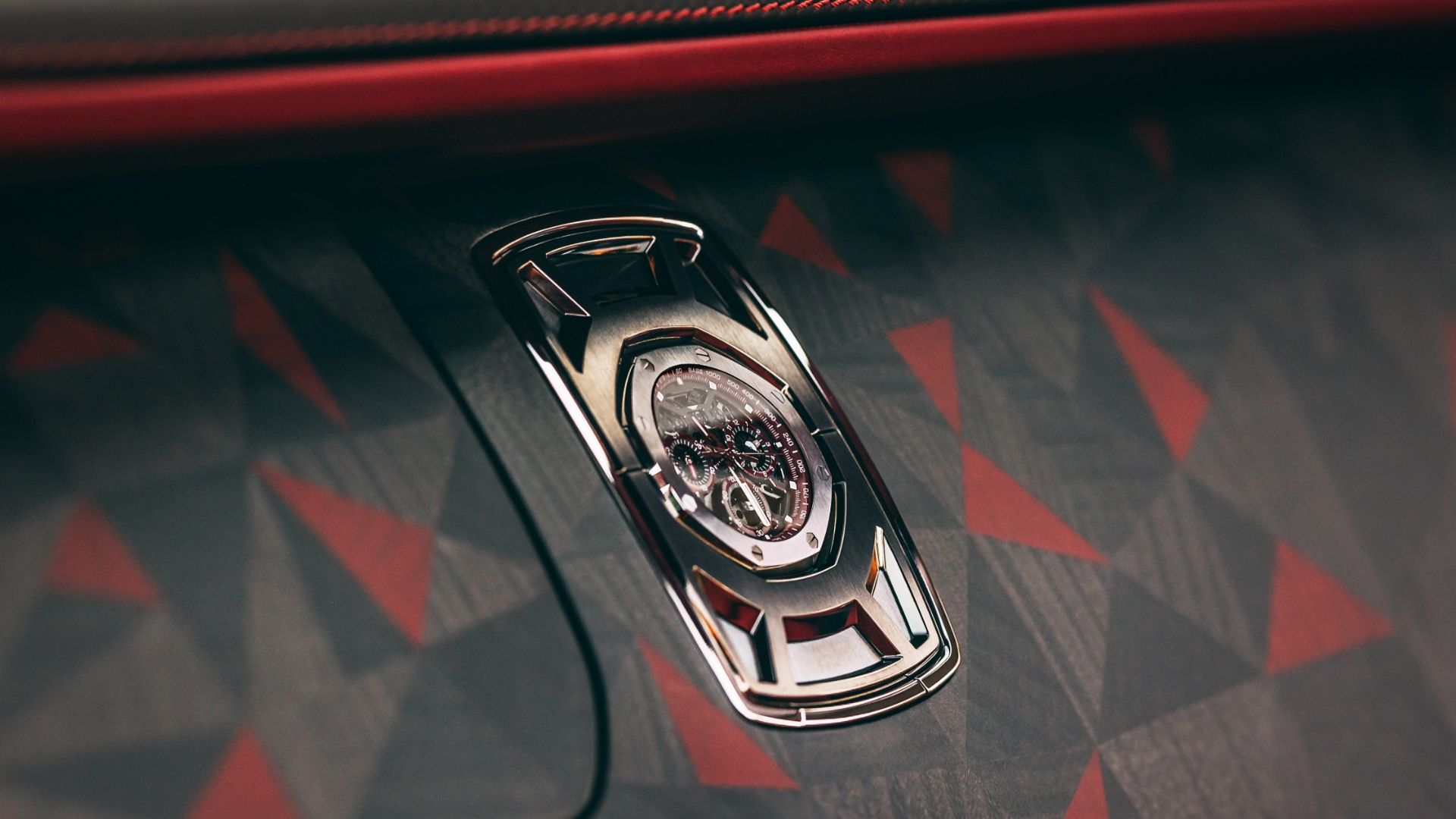 Jeden rzemieślnik przez 9 miesięcy układał 1603 elementy z drewna w tym Rolls-Royce'ie wartym 32 miliony dolarów