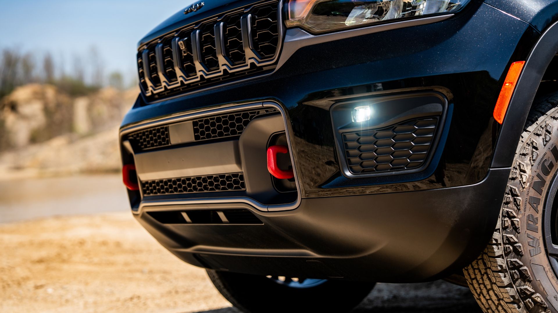 Wskrzeszony Jeep Grand Cherokee Trailhawk sprawia, że Ford Explorer Tremor wygląda na okazję