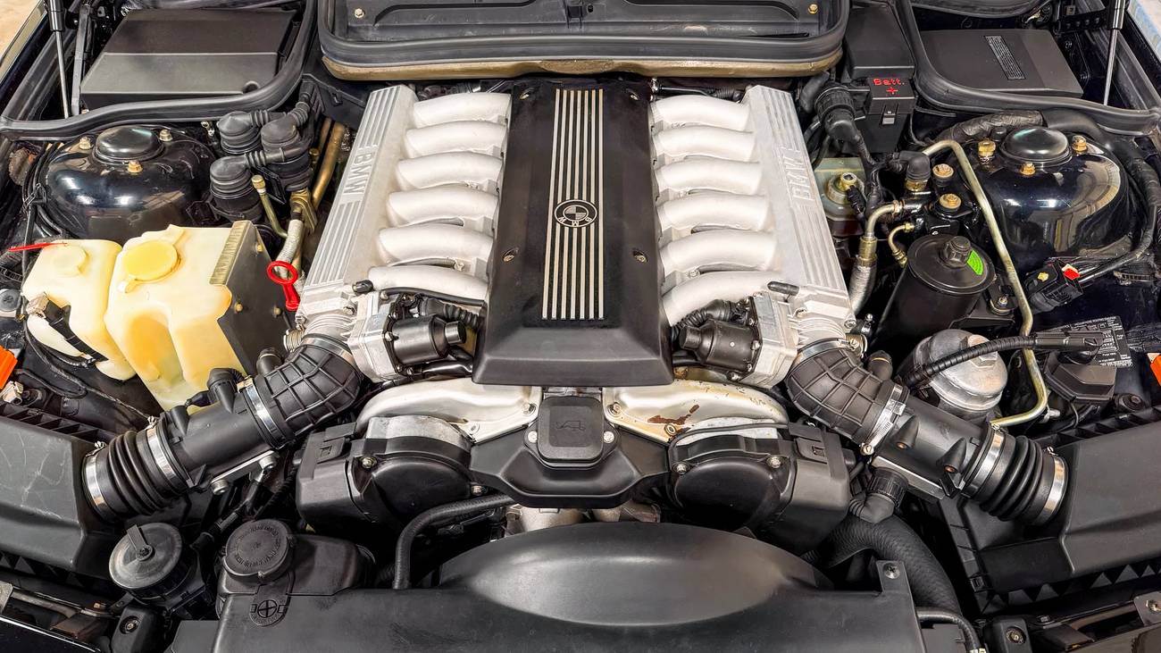 سيارة BMW 850i سوداء بمحرك V12 ضمن جيل E31