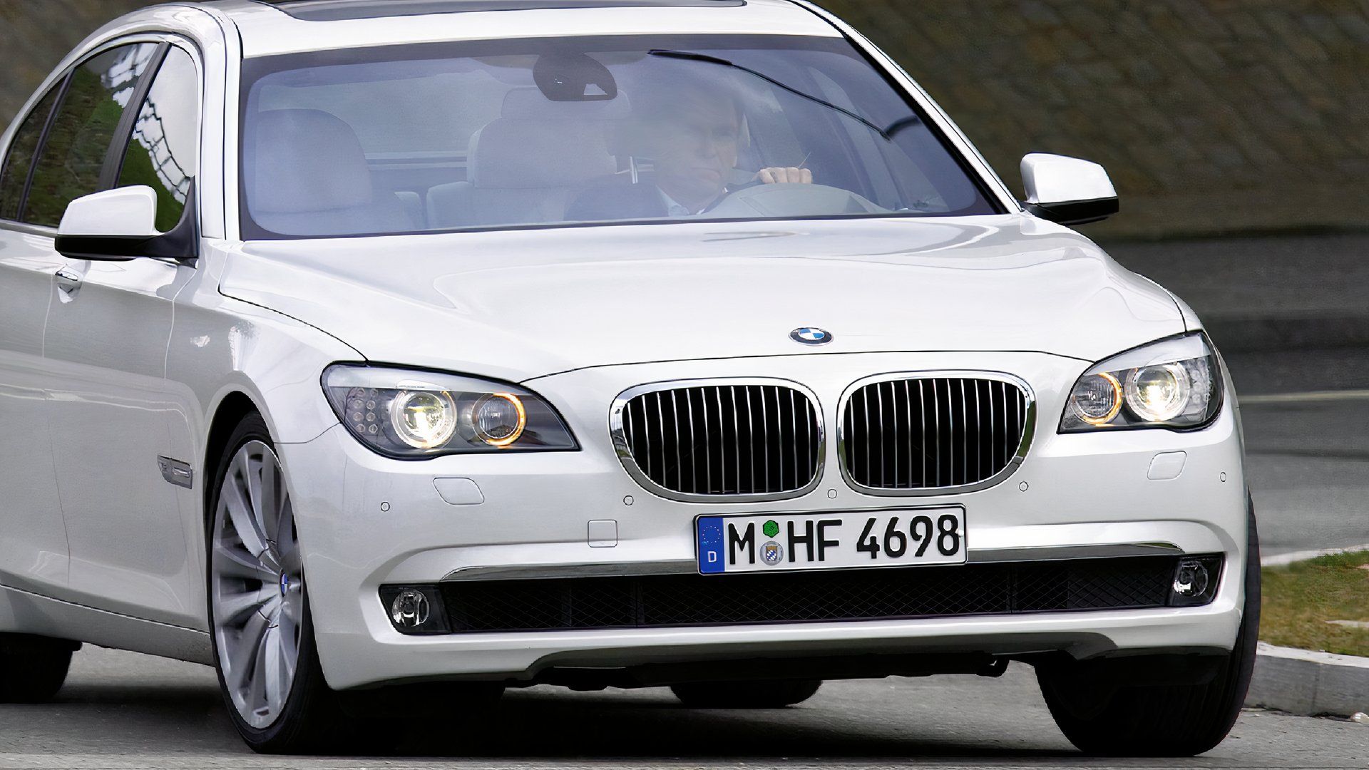 중고 BMW 760Li V12가 신형 토요타 RAV4보다 저렴한 이유