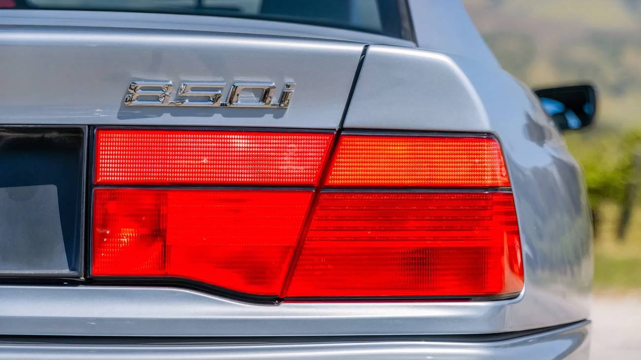 BMW 850i E31 سيارة كلاسيكية حديثة بمحرك M70 V12