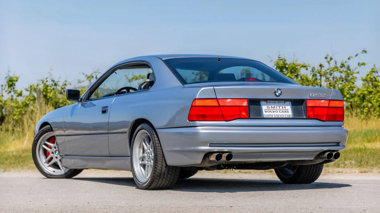 الجانب الخارجي لسيارة BMW 850i E31 الكلاسيكية