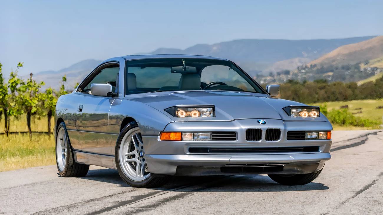 BMW 850i موديل 1991 بتصميم كوبيه فاخر ومصابيح مخفية