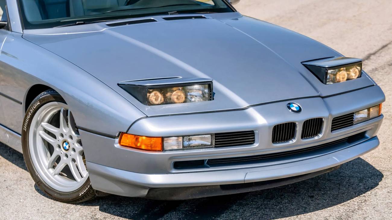 BMW 850i E31 من الأمام بتصميم رياضي فاخر