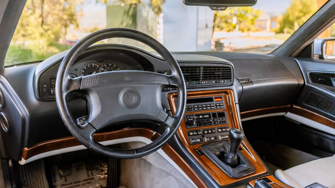 تفاصيل BMW 850i E31 كسيارة سياحية فاخرة عالية الأداء