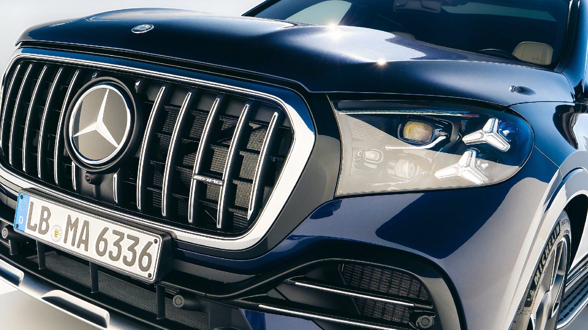 세상에는 단 두 대의 플랫 플레인 크랭크 V8 SUV만이 존재합니다.