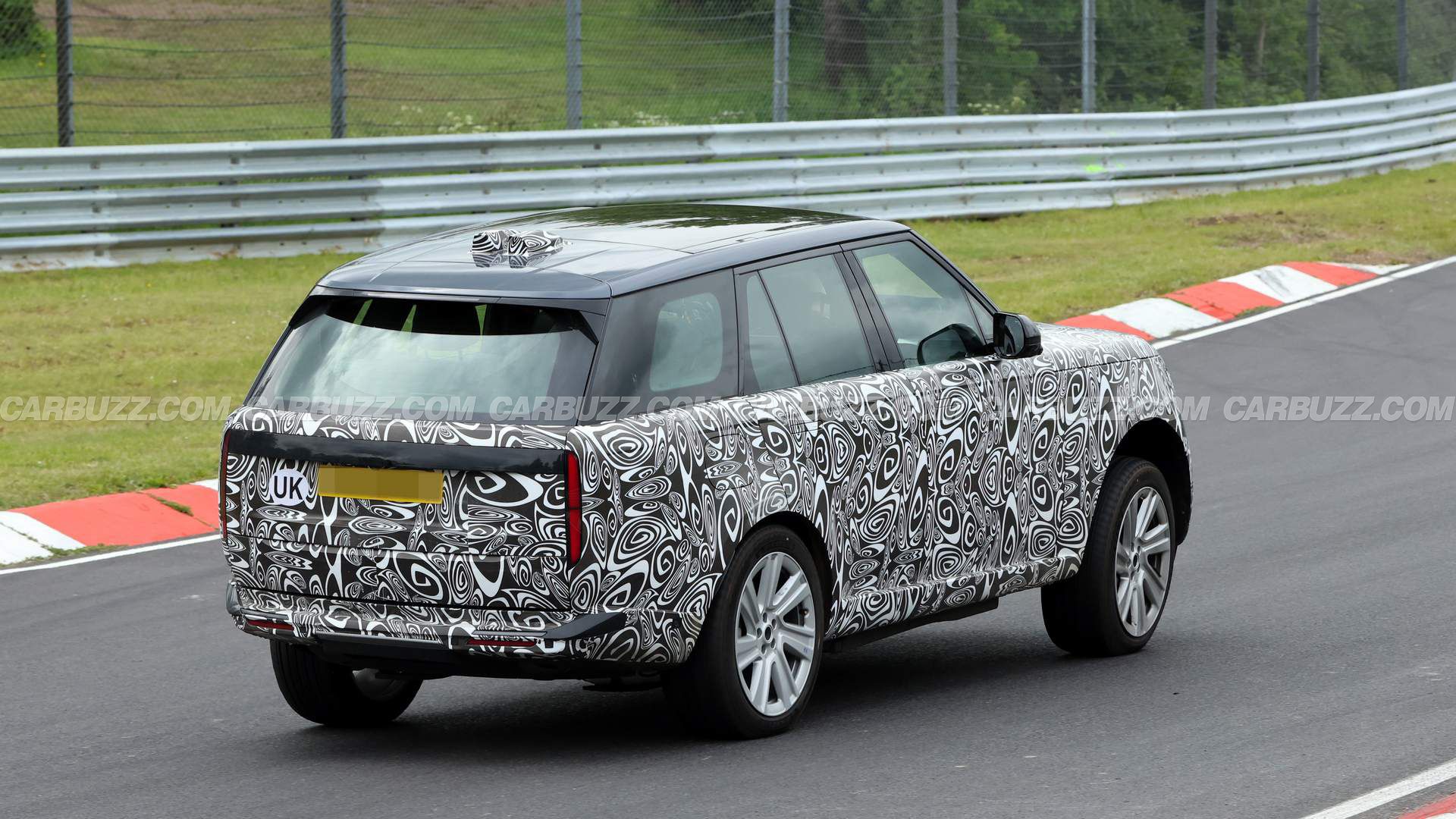 Range Rover Refresh Caught Doing The Carolina Squat At The Nurburgring
