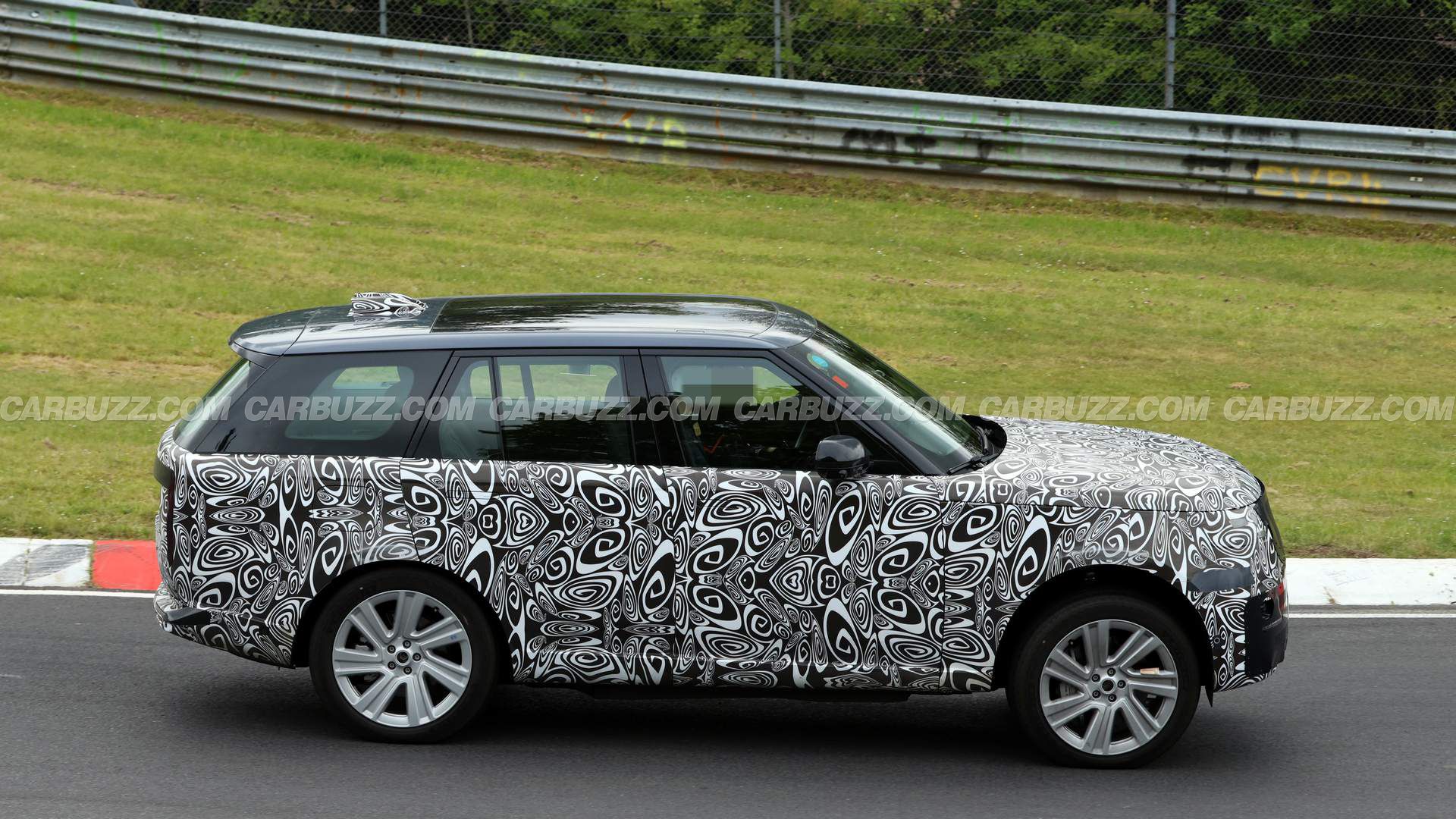 Range Rover Refresh Caught Doing The Carolina Squat At The Nurburgring