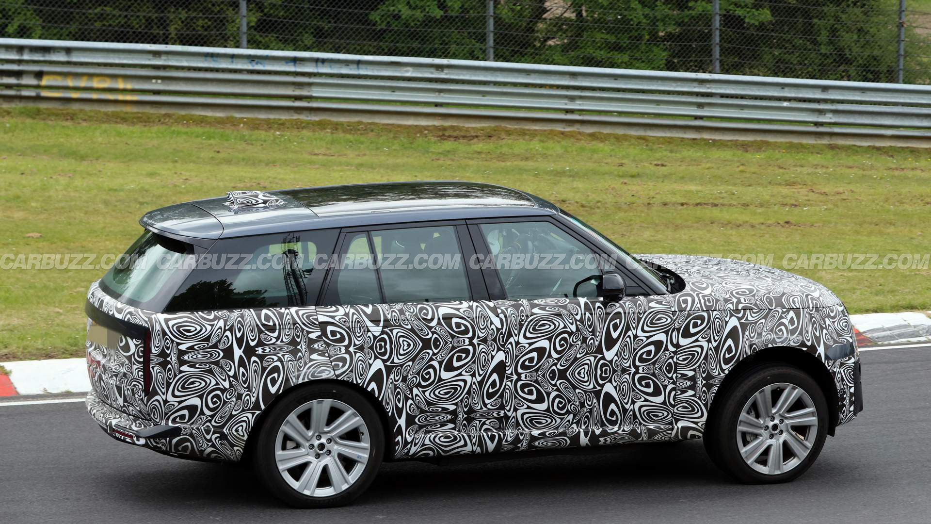 Range Rover Refresh Caught Doing The Carolina Squat At The Nurburgring