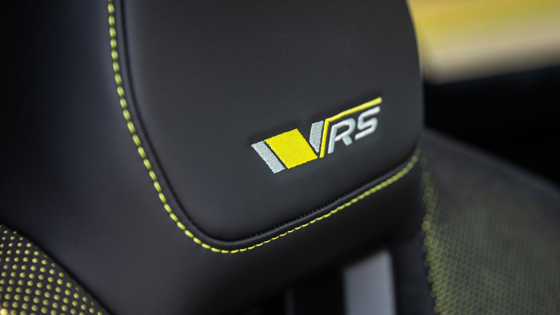 16526-skodaelroqvrs80s-14