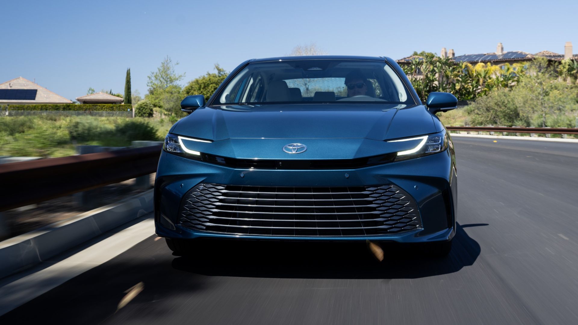 Ryzykowna strategia Toyoty z hybrydami przynosi ogromne zyski