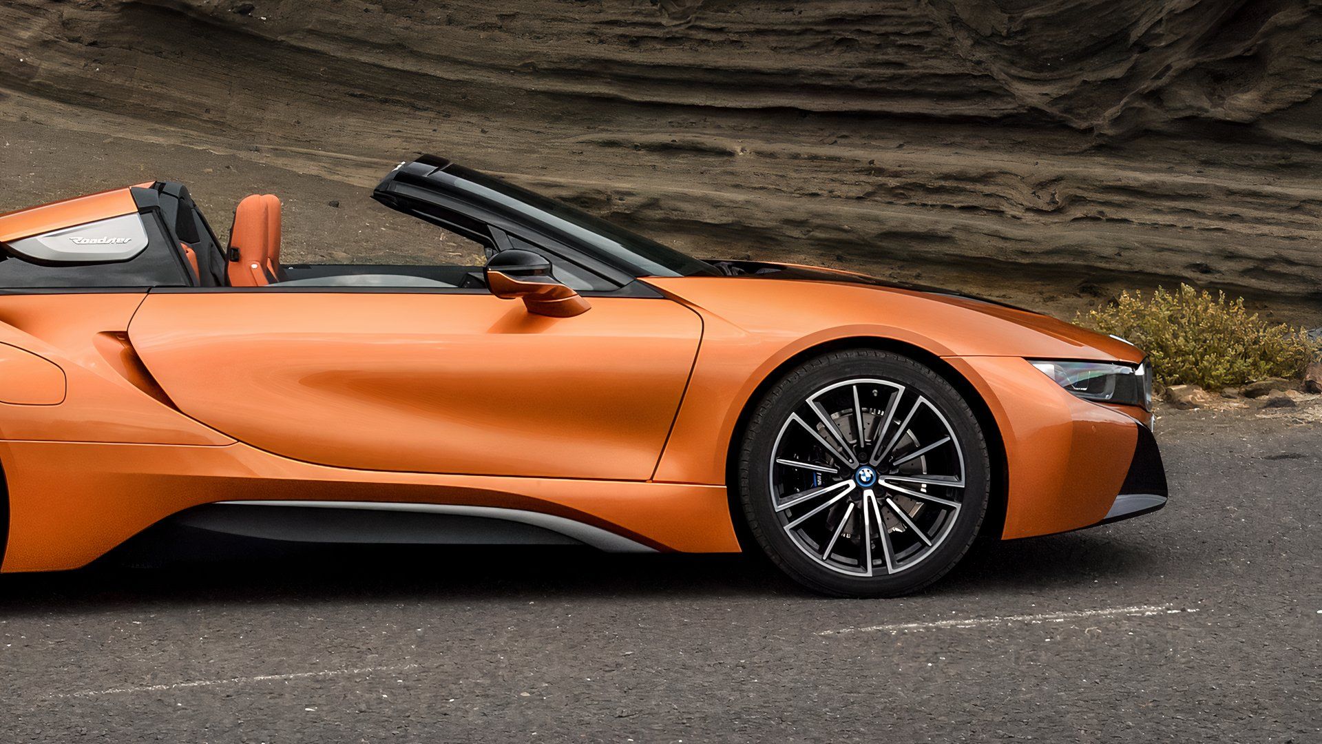 Używany BMW i8 Roadster tyle samo kosztuje co nowy Stingray Convertible, ale ma o 5 cylindrów mniej