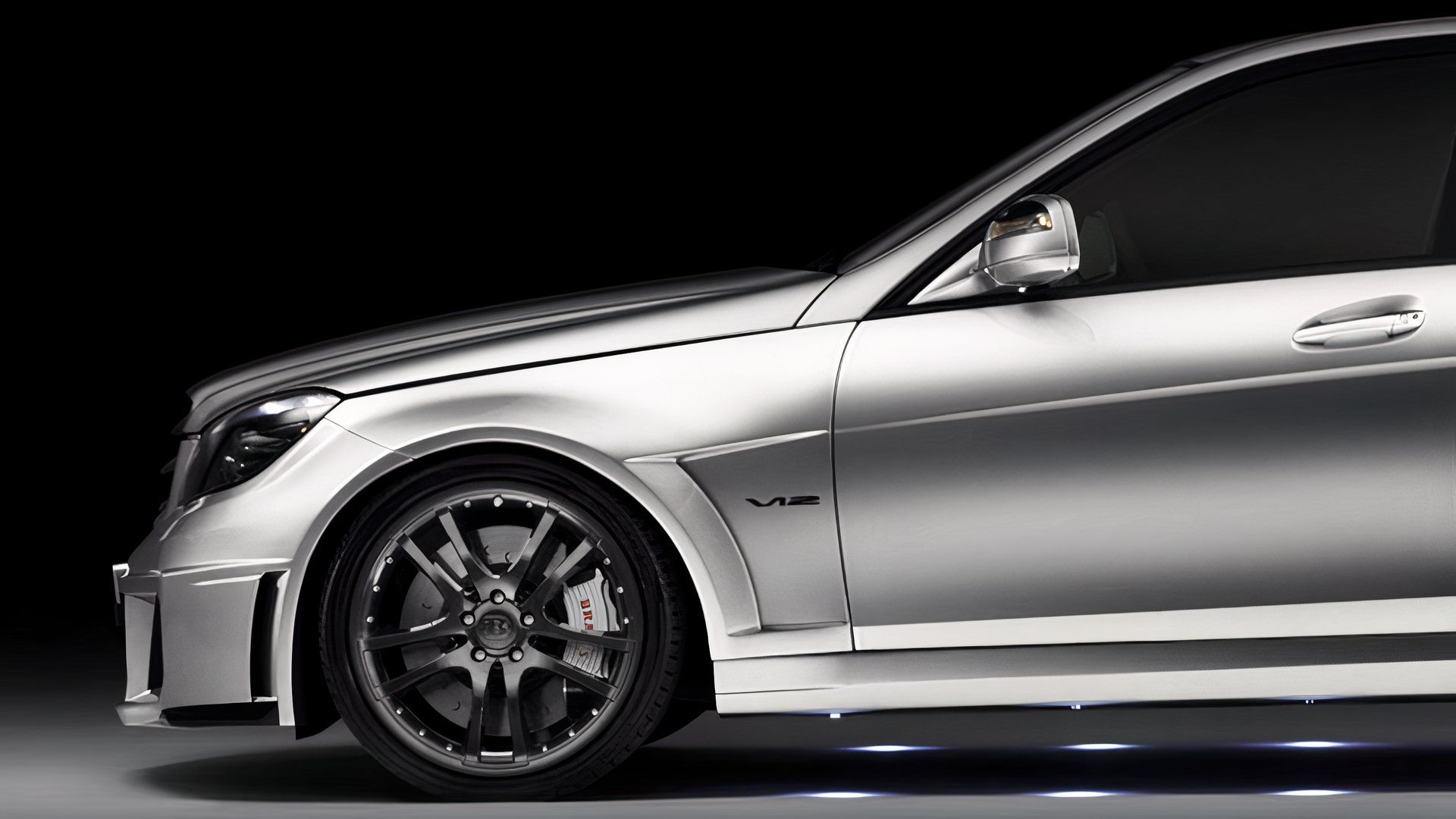 Brabus uznał, że V8 to za mało dla C-Class i zbudował model z podwójnym turbo V12