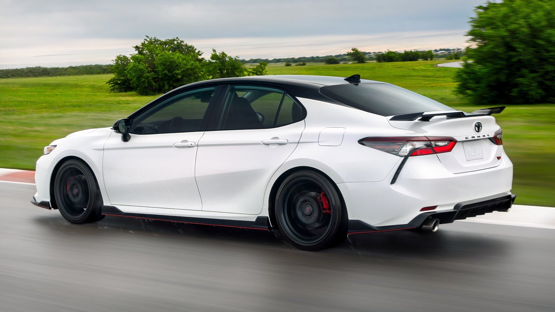 Wycofany z ofery 300-konny V6 Toyota Camry trzyma na wartości lepiej niż zwykły sedan