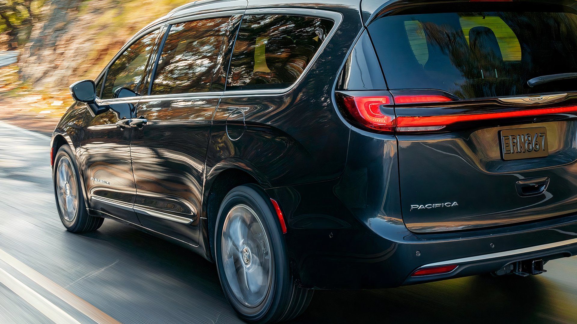Jedyny amerykański hybrydowy minivan plug-in umiera na placach dealerskich za cenę poniżej ceny MSRP o 3 160 dolarów