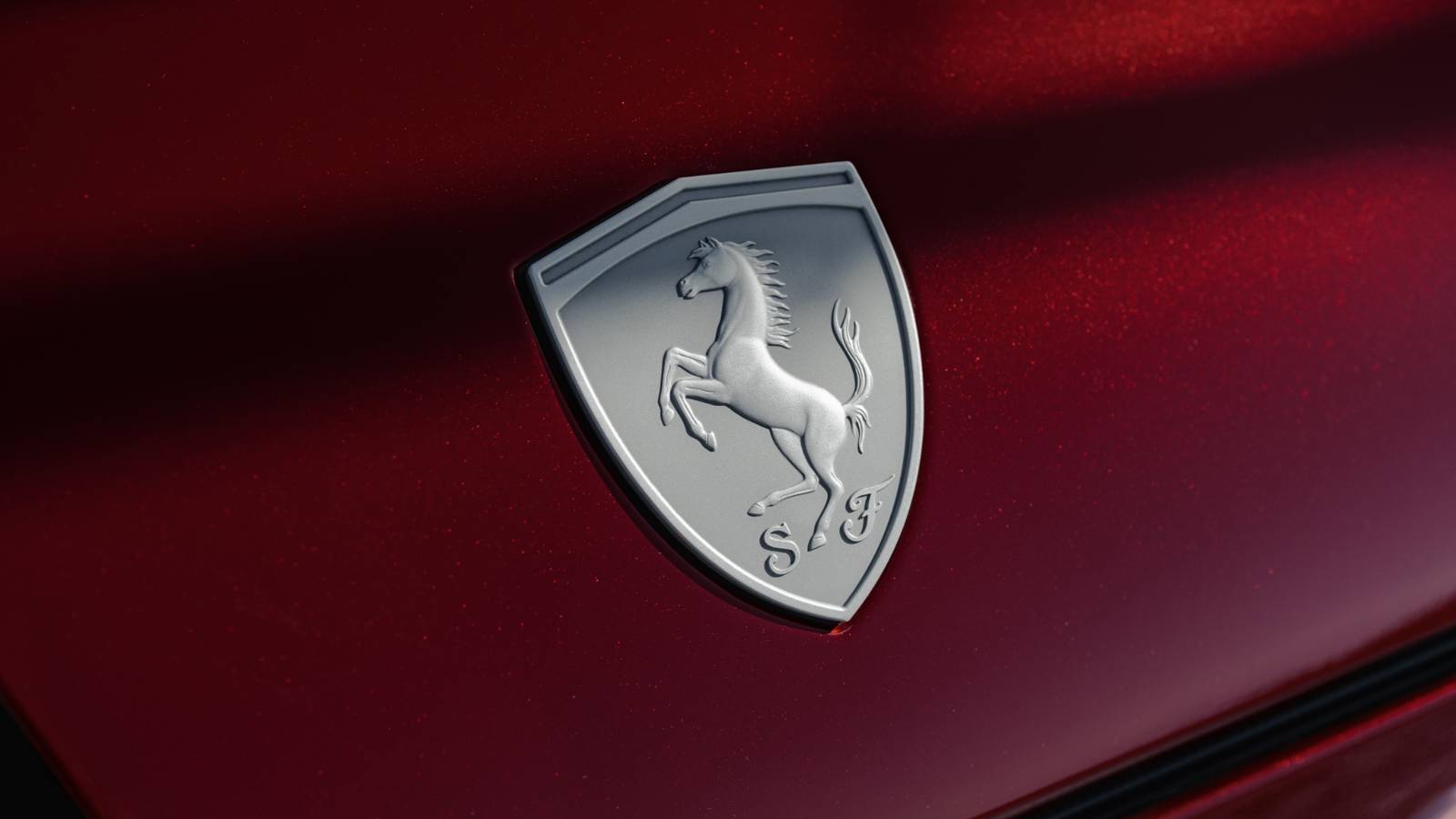 Artisti disegnano su parti di auto Ferrari per creare opere d'arte uniche