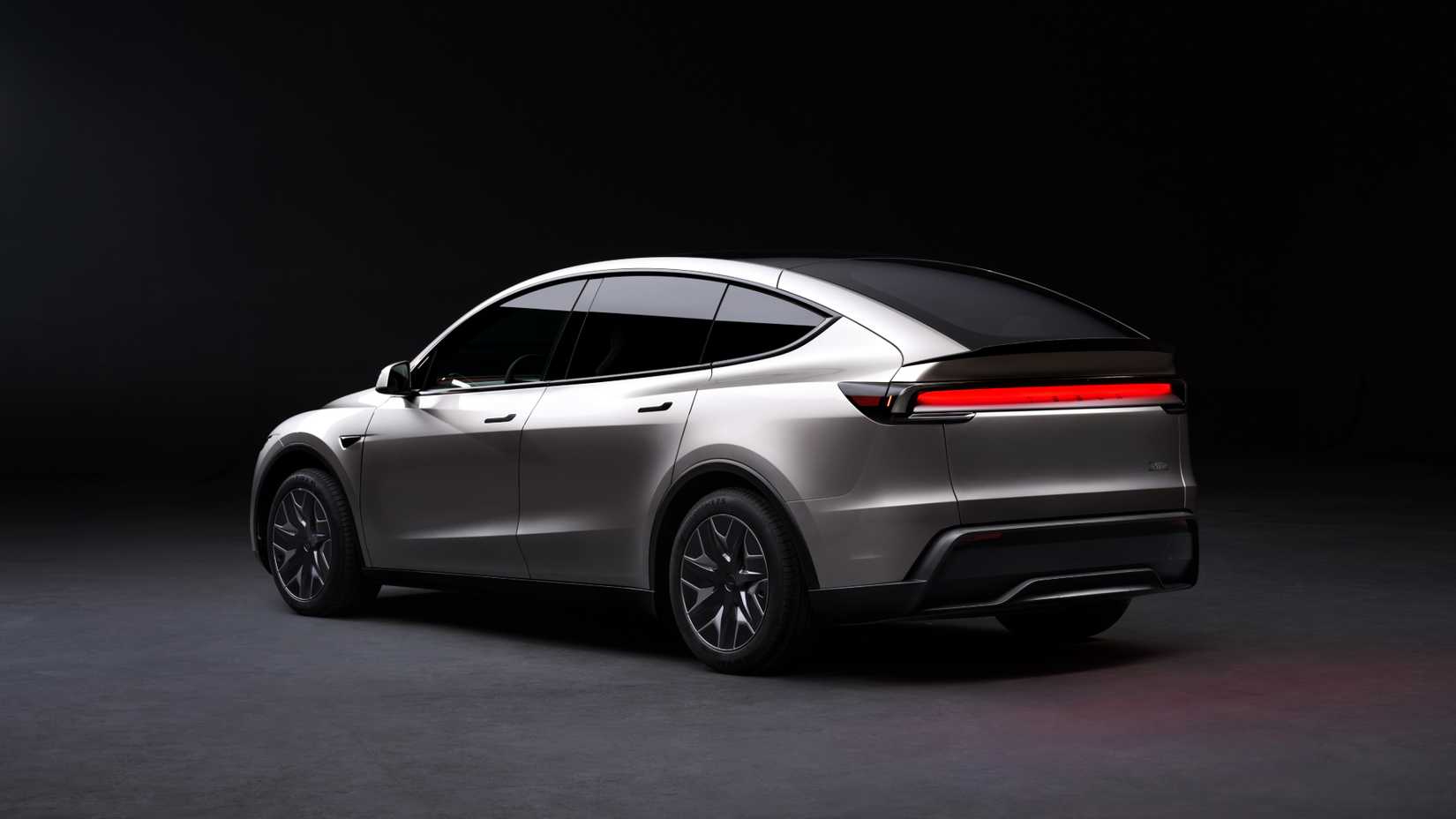 Vista trasera de tres cuartos del modelo YL del Tesla con especificaciones de Norteamérica (1)