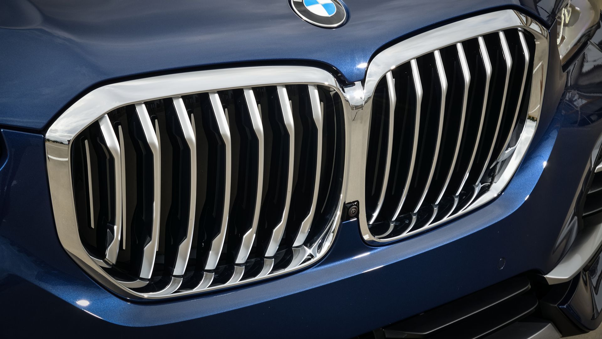 Czteroletni BMW X5 kosztuje tyle co nowy Toyota RAV4 Hybrid