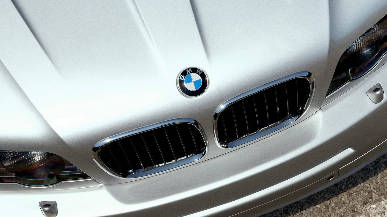 Un'auto di lusso con carrozzeria sportiva e motore V10 manuale, realizzata da Kith e BMW