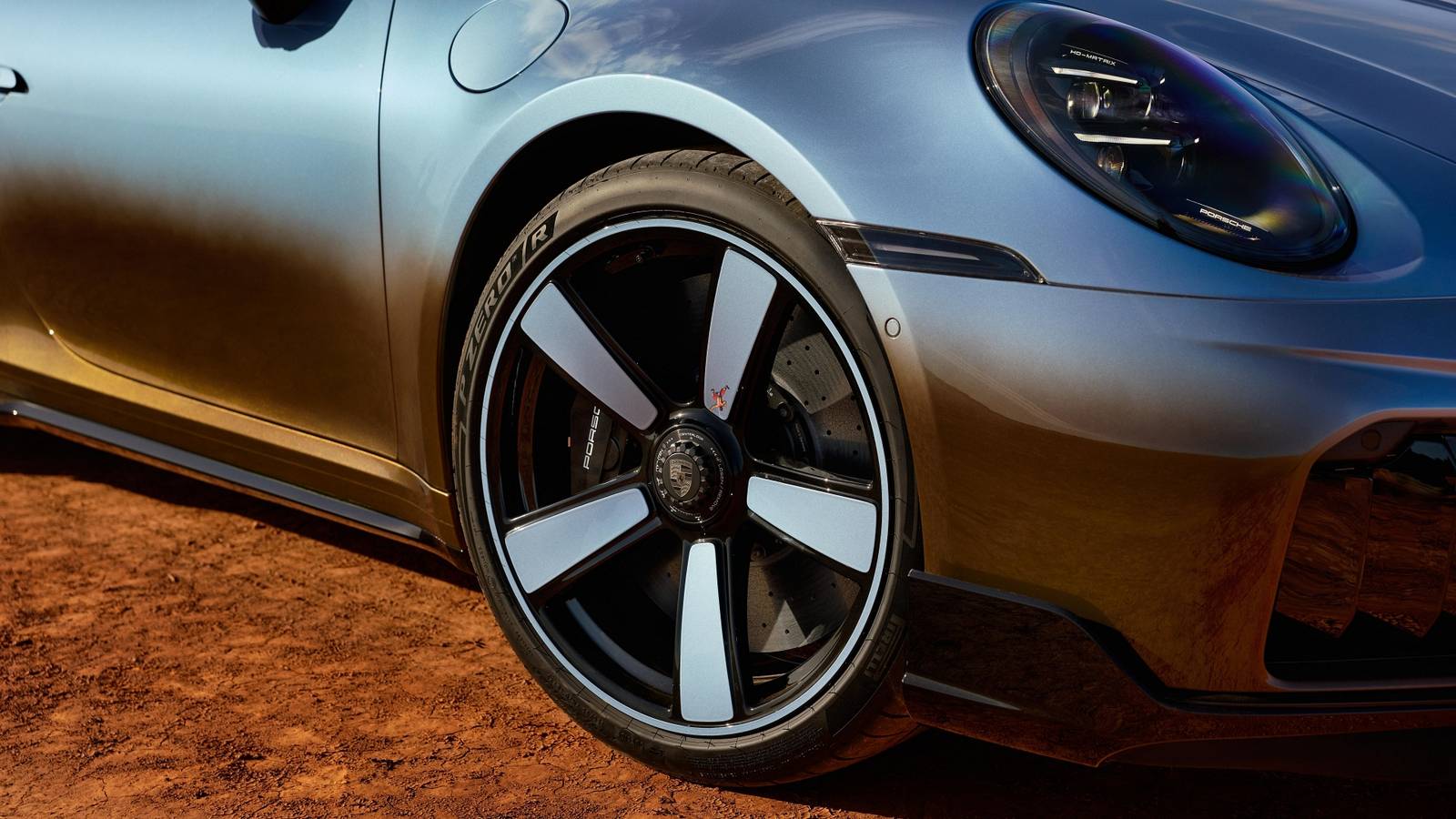 Una Porsche 911 Turbo S con colori ispirati al paesaggio australiano e dettagli artistici unici