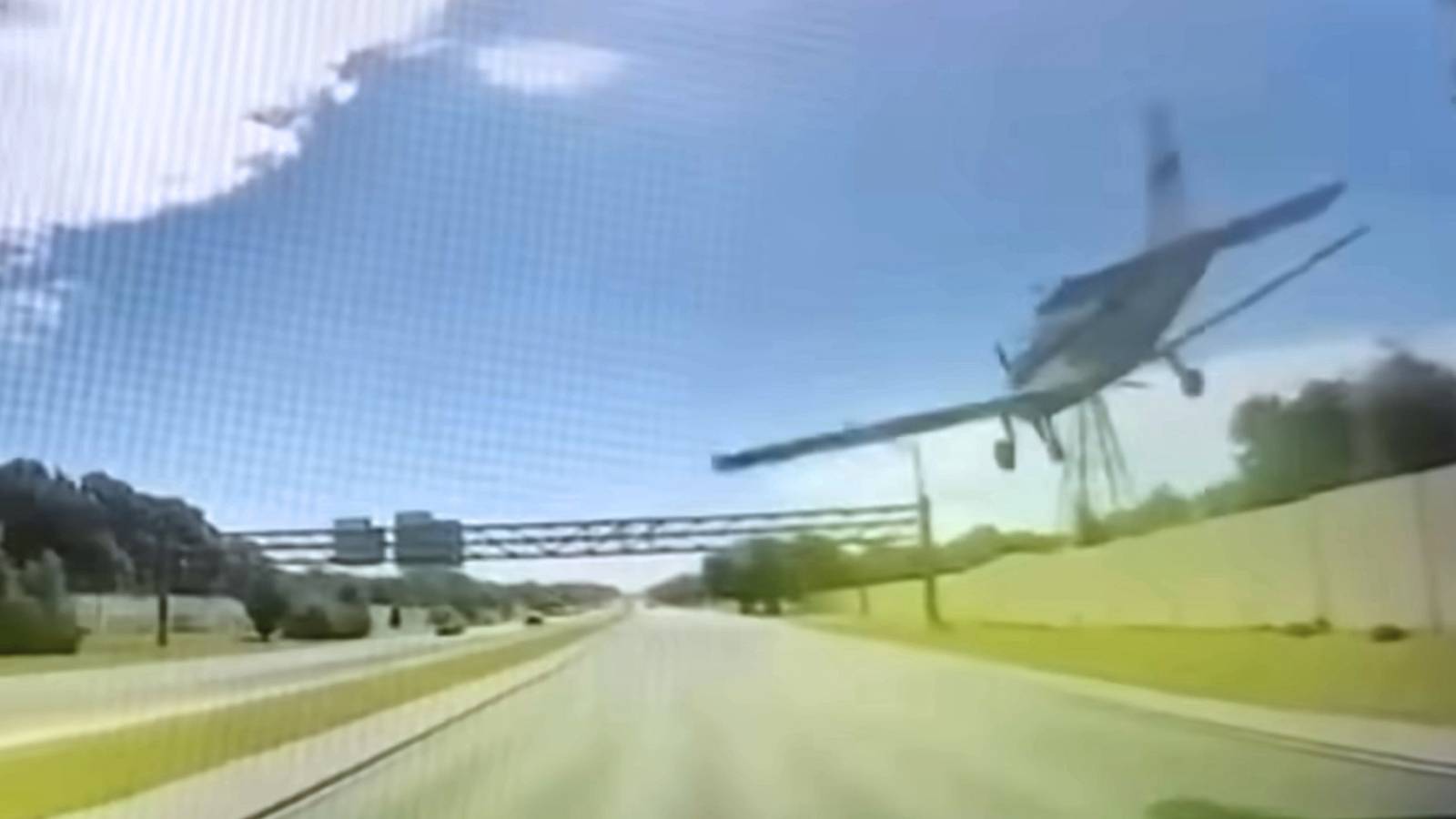 Pilota atterra in autostrada evitando veicoli, scena di emergenza in Florida