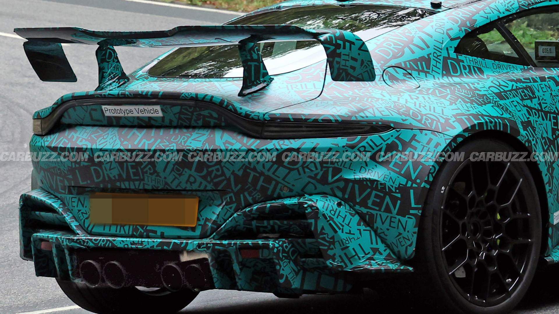 Hotter Vantage Astona Martina wygląda na gotowego do podarcia Porsche 911