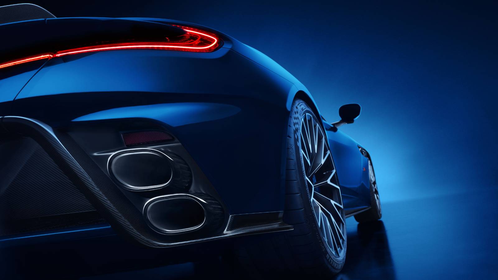 Un'auto sportiva di lusso con design elegante e prestazioni eccezionali, in un parcheggio