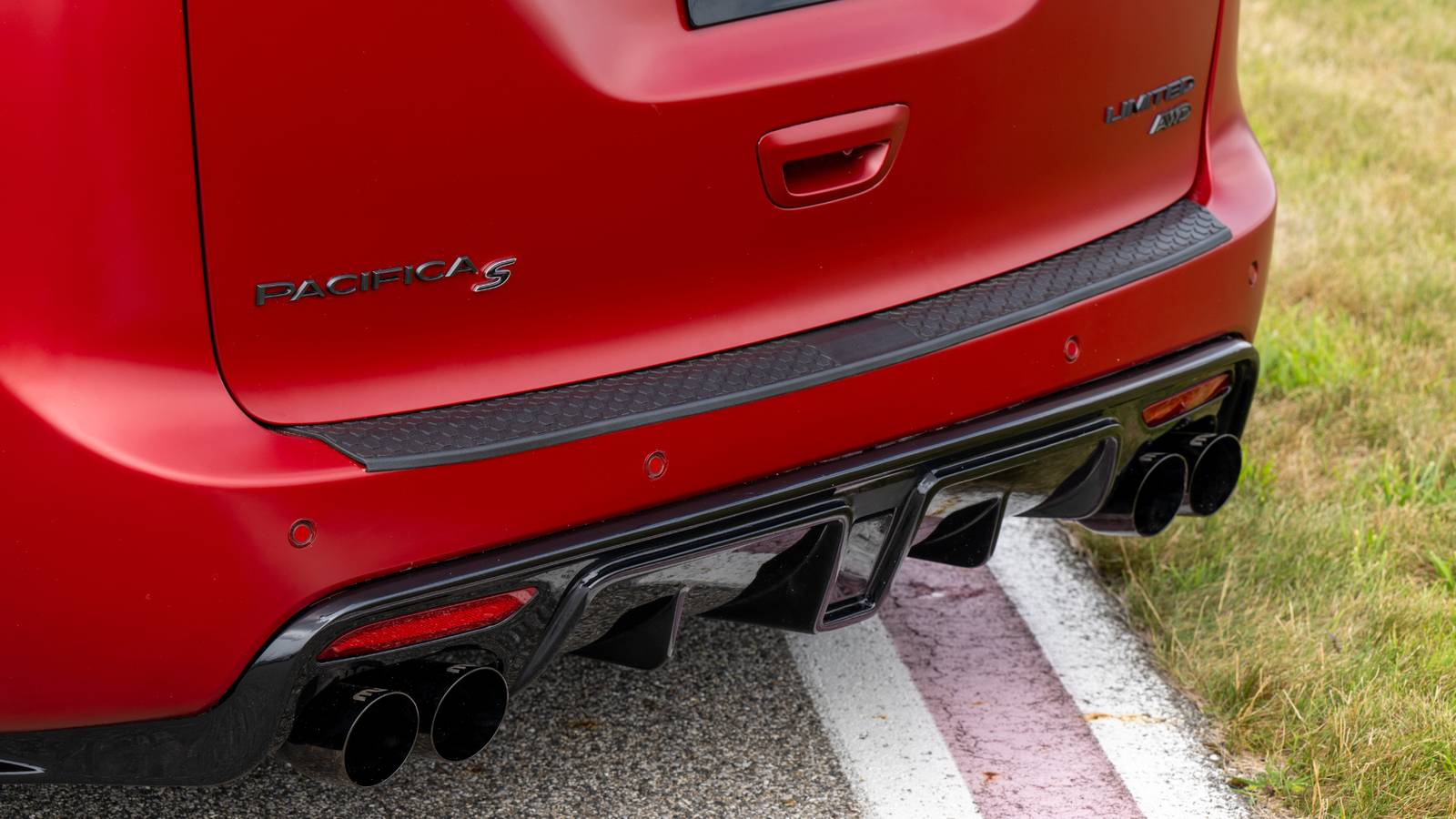 Un minivan sportivo con design aggressivo e personalizzazione, mostrato in un concept di Chrysler