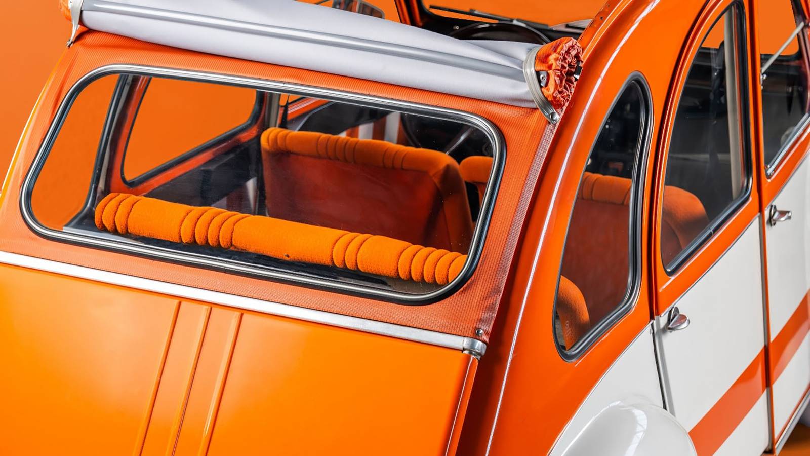 Un sedans con un sistema tailgate innovativo che permette di caricare oggetti più grandi, con un design che si attacca al tetto