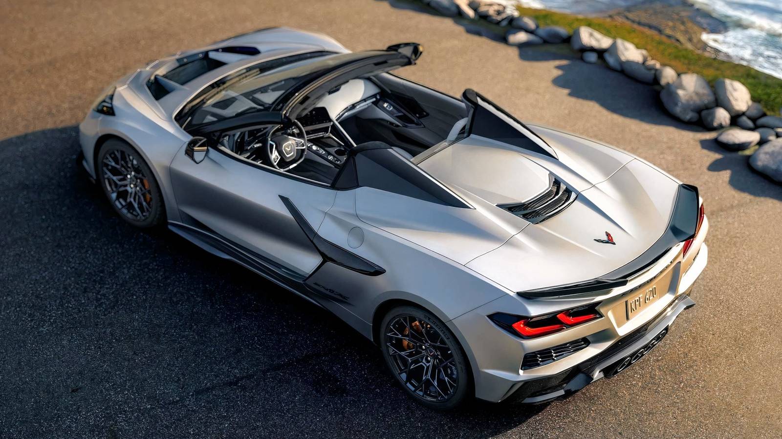 La Corvette C8 con motore centrale, confrontata con modelli precedenti, mostra un cambiamento radicale nel design