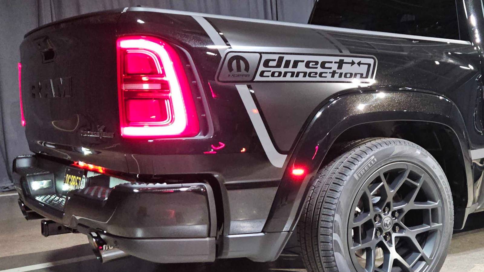 Mopar Performance presenta nuovi accessori per auto veloci, con collaborazioni con aziende come Fox Factory e Hennessey, a Detroit