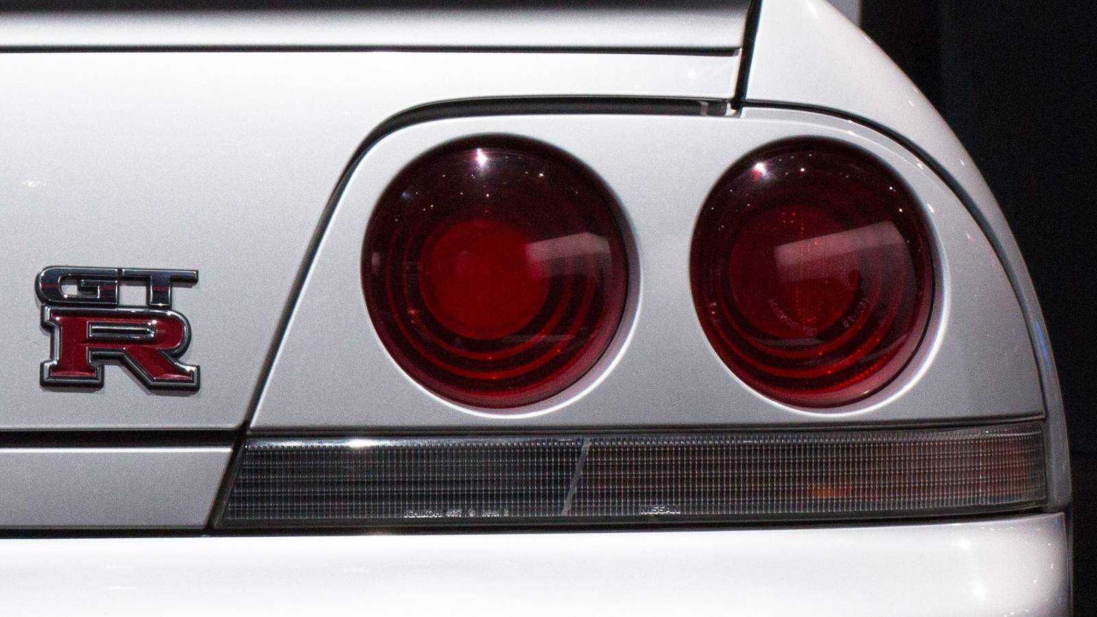 Una Nissan Skyline GT-R R33 in corsa al Nürburgring, con il suo design distintivo e la sua prestazione eccezionale