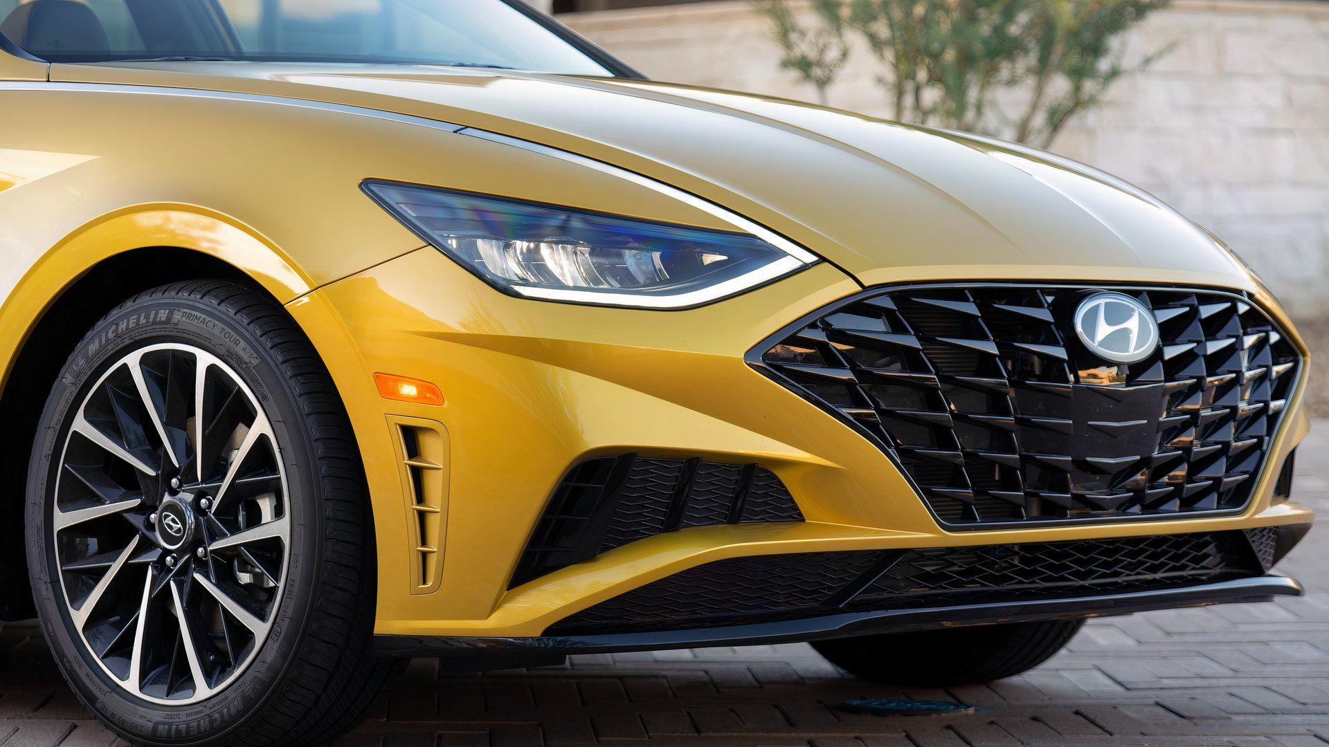 Używany Hyundai Sonata za 20 tys. dolarów oferuje luksus idealny do miasta