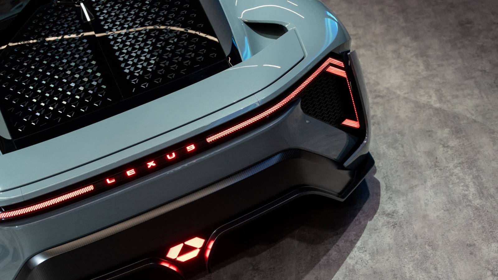 Un prototipo di LFA in prova al Goodwood Festival of Speed, con motore elettrico silenzioso