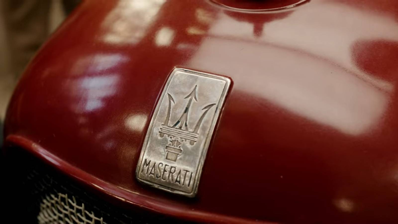 Cinque fratelli italiani costruiscono un'azienda automobilistica, con scene di corsa e azione