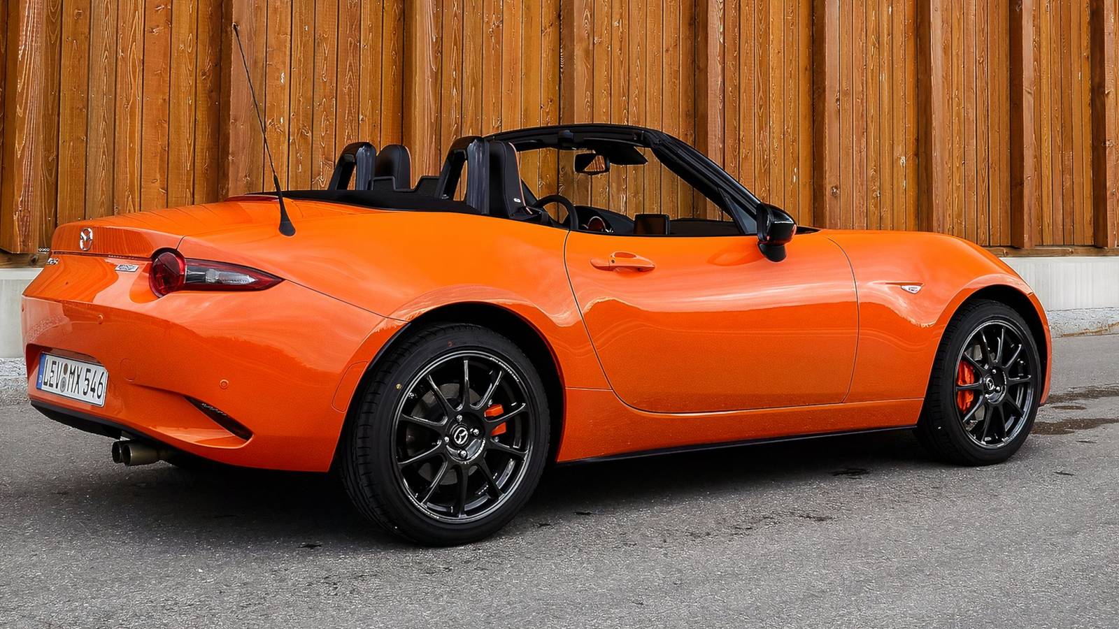 Un confronto tra auto sportive economiche e la Miata, con immagini di modelli come il Toyota MR2 e il Fiat 124 Spider