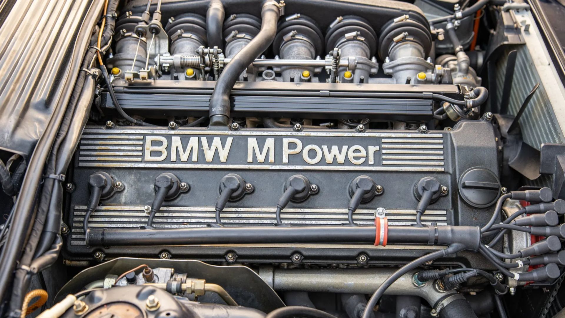 BMW z rzędową szóstką o mocy 286 KM, do której porównywane są wszystkie współczesne turbodoładowane silniki M