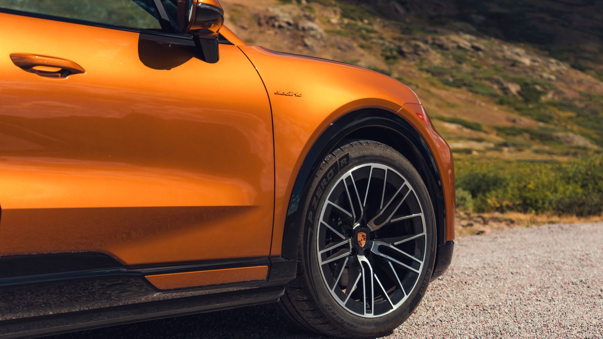 Przyciski Push-to-Pass, szalona moc i launch control – jak luksusowe SUV-y elektryczne przejęły triki supersamochodów