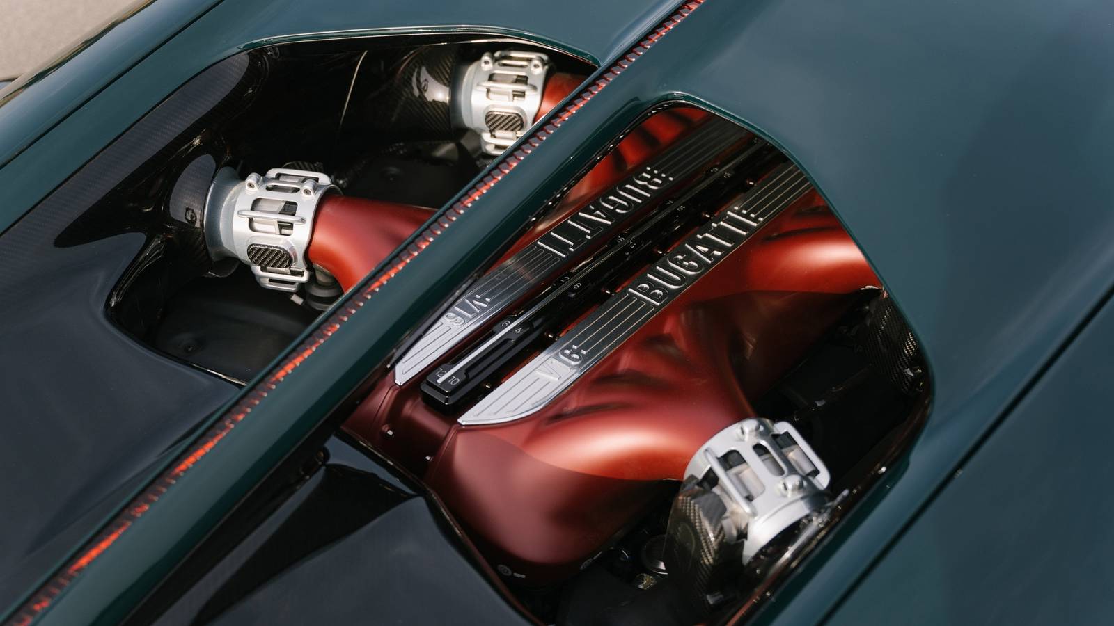 Bugatti Tourbillon V16 in movimento con suono autentico e dettagli di design distintivi