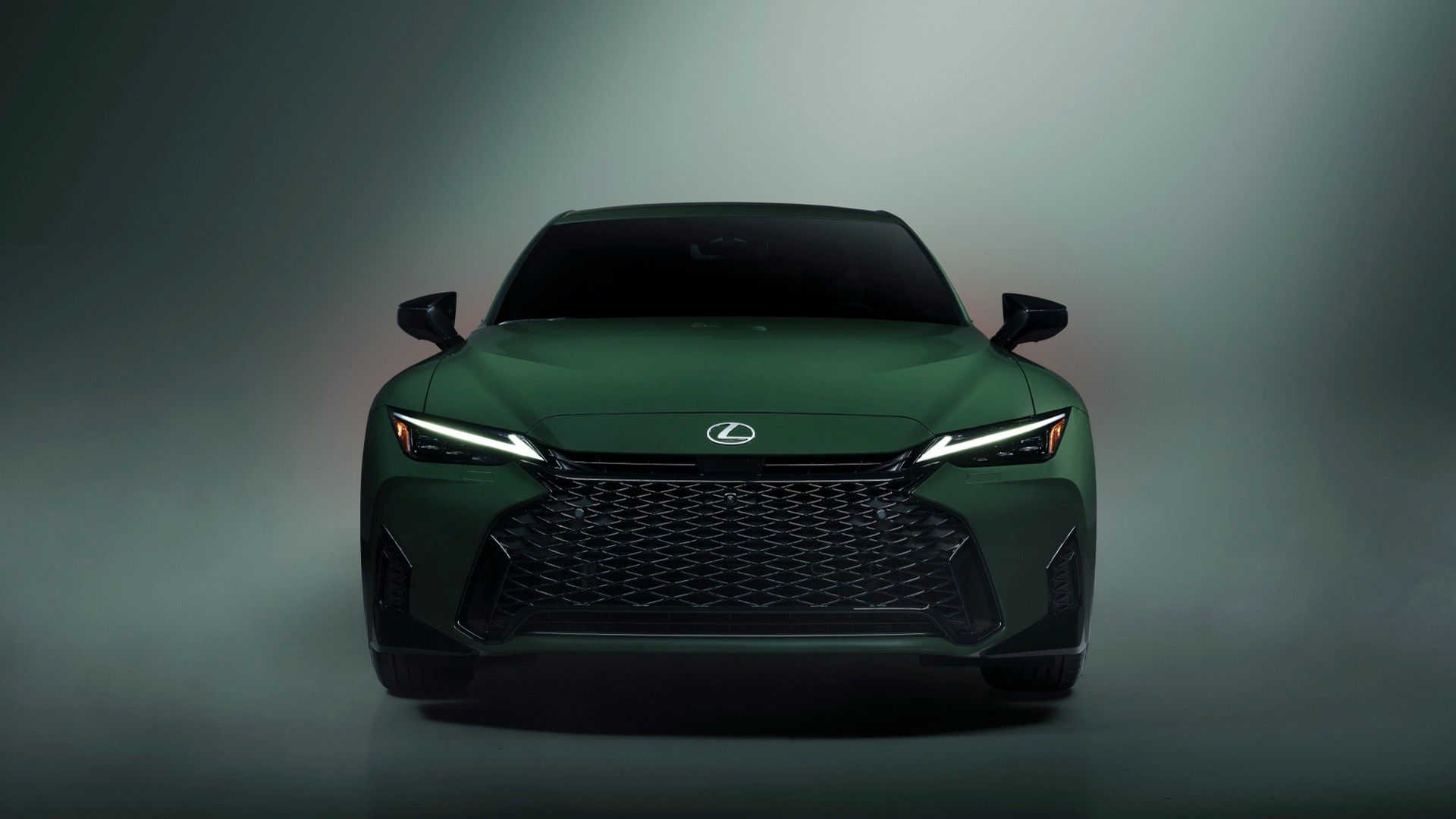 Lexus bierze na cel nudne srebrne BMW za sprawą agresywnego sedana IS w kolorze zielonym