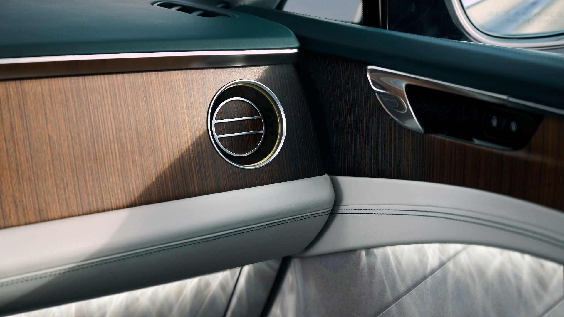 Bentley nie pójdzie w bezużyteczne technologie, które konkurenci luksusowi wciskają klientom