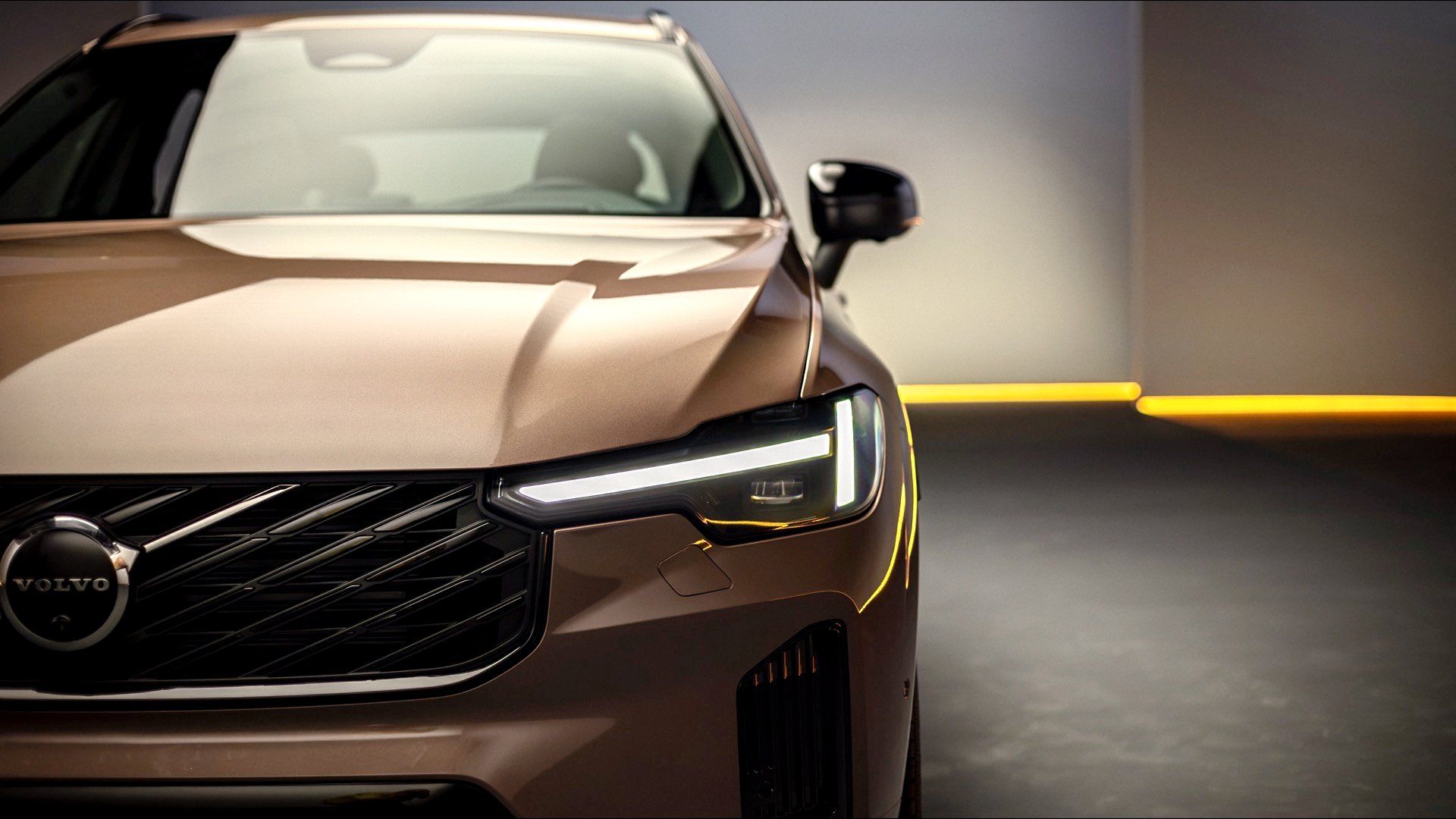 Volvo XC60 z nowym, wyrazistym wyglądem i przełomowym napędem