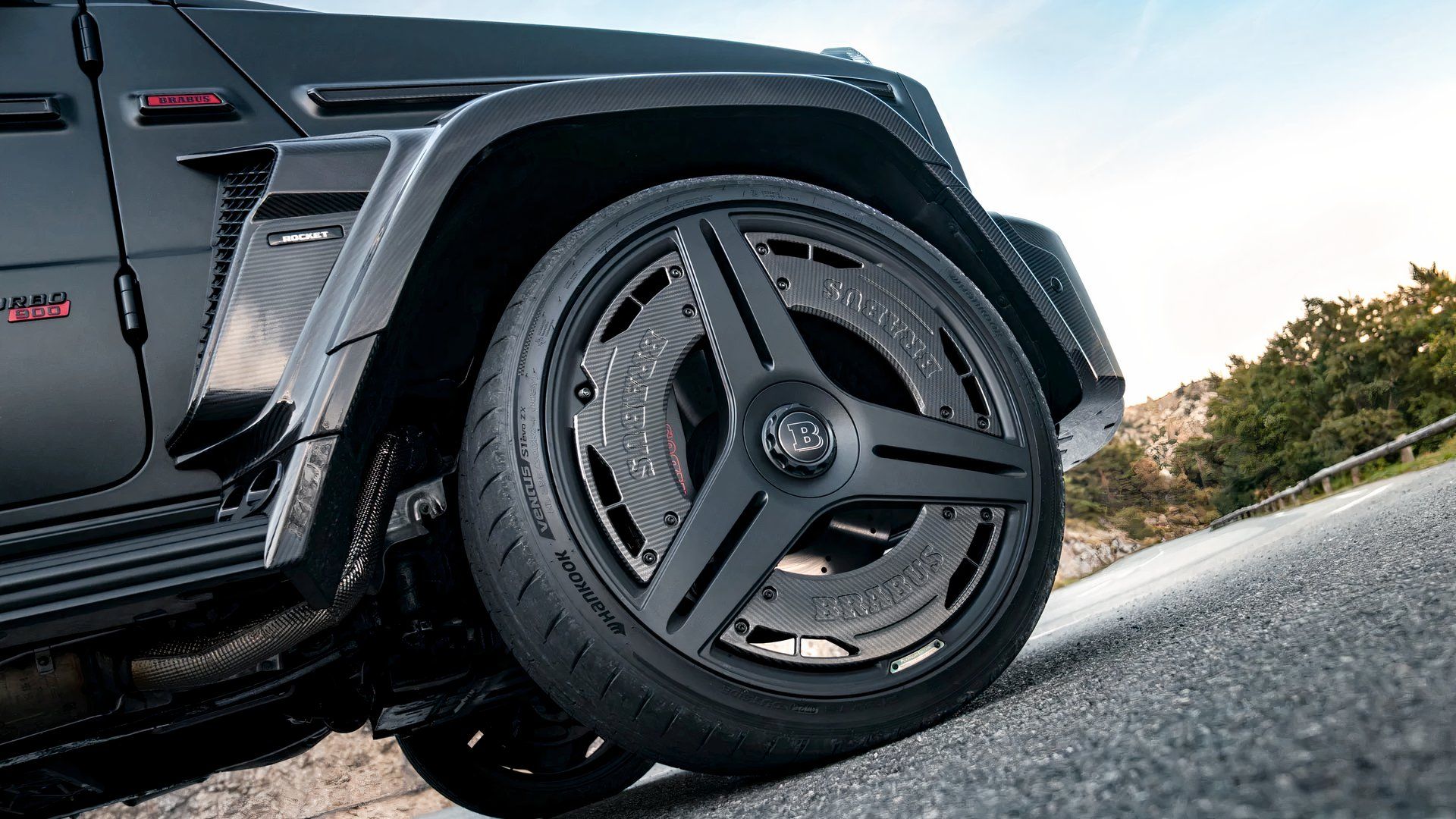 Tylko jeden tuner odważył się zbudować 900-konnego Mercedesa-AMG G63 w wersji kabriolet na trójramiennych felgach