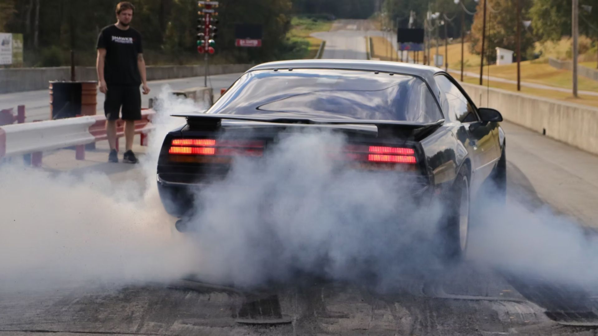 Legendarny Pontiac Firebird Firehawk powraca jako wymarzony restomod o mocy 600 KM