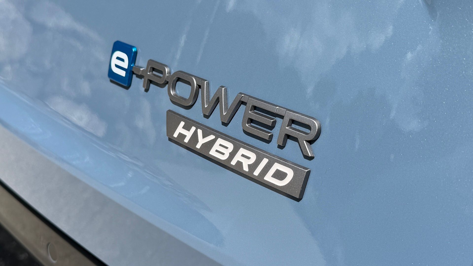 Sprzedaż samochodów elektrycznych w USA spada w przepaść – hybrydy stają się nową przyszłością w obliczu rosnących cen paliw