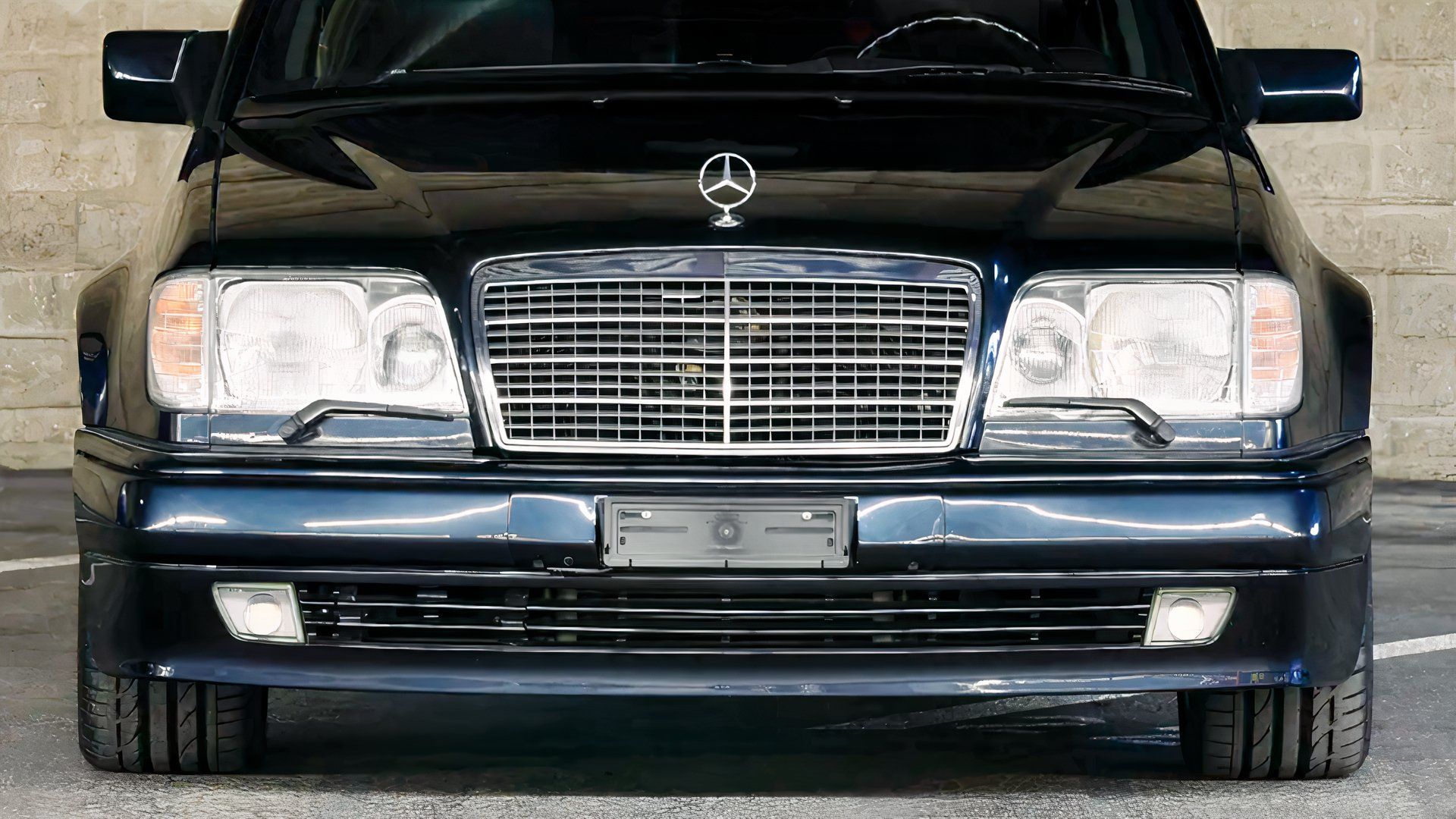 30 lat później: Mercedes-Benz 500E budowany przez Porsche kosztuje tyle, co nowy model AMG