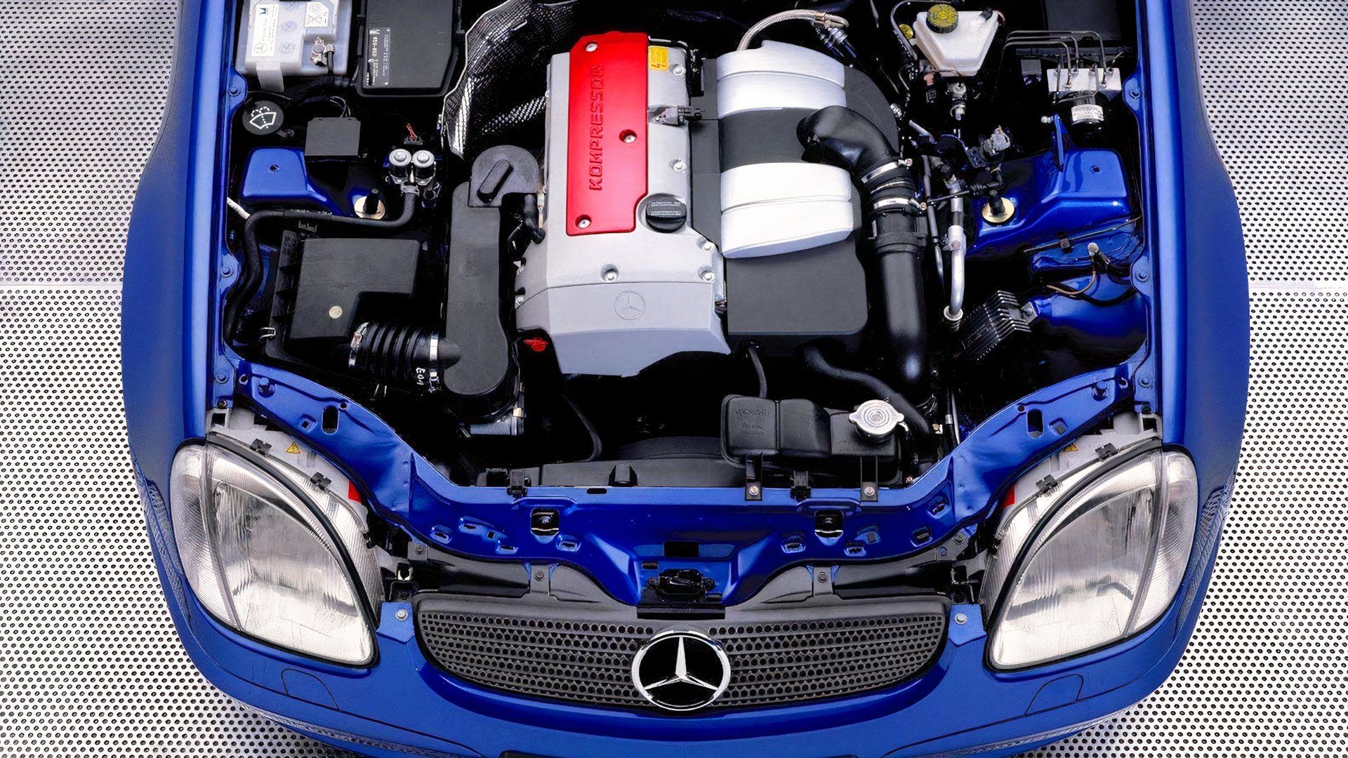 Żeliwny blok, kute wnętrzności i doładowanie: doładowany mechanicznie silnik Mercedesa zbudowany jak diesel