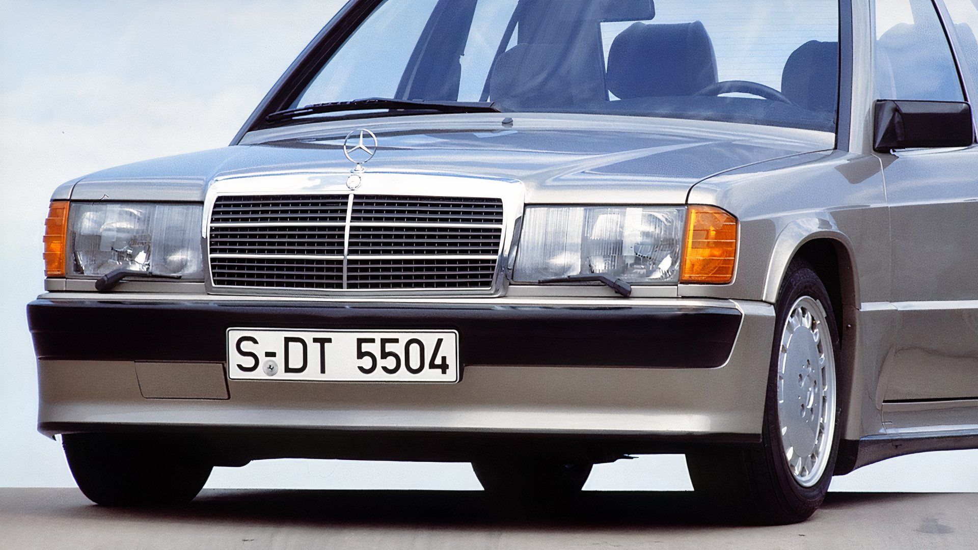 50 000 kilometrów z prędkością 248 km/h: Mercedes-Benz 190E i pokaz niezawodności wszech czasów